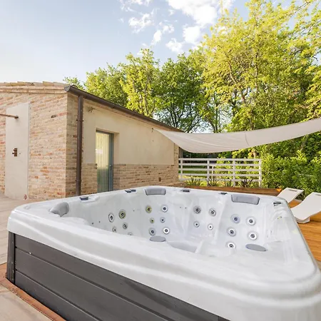 Torre Anna - A Luxury Experience With Pool And Jacuzzi Frühstückspension Urbisaglia