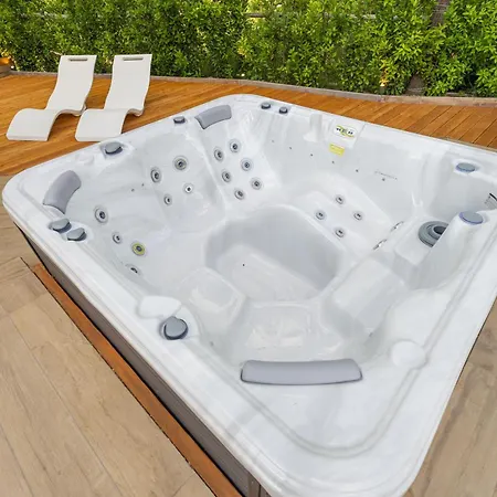 Torre Anna - A Luxury Experience With Pool And Jacuzzi Frühstückspension Urbisaglia